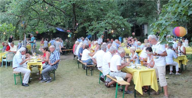Der urige Biergarten des Hotels Giffels Goldener Anker war bei hochsommerlichen Temperaturen genau der richtige Schauplatz für die „Senior Players Night“. DU