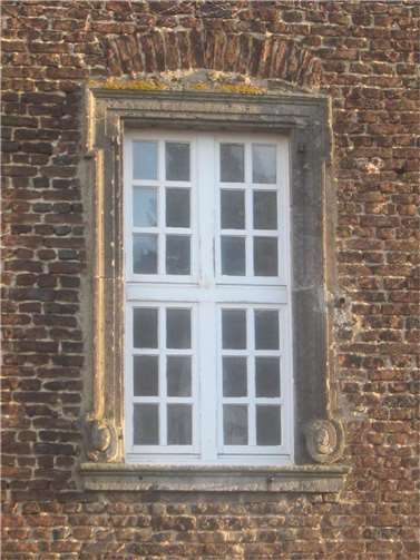 Der ursprünglich freie Blick über die Rheinbacher Börde bis zur Tomburg ist durch die Neubausiedlungen nur noch vom zweiten Obergeschoss möglich.