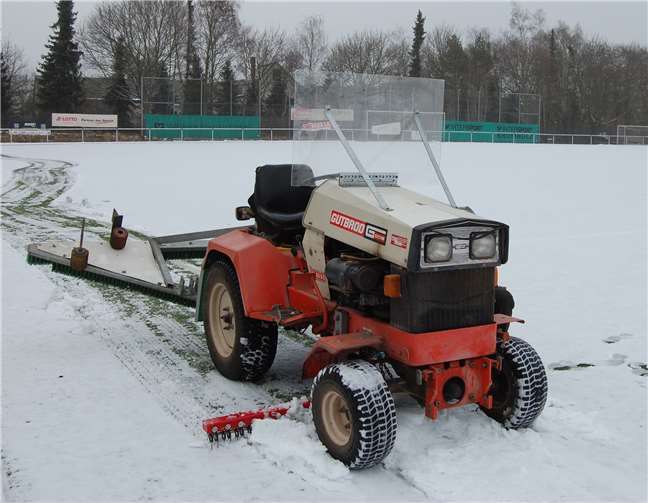 Der vereinseigene Pflegetraktor leistete wertvolle Dienste.