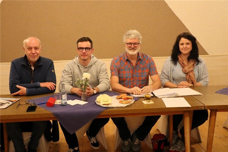 Der verjüngte Vorstand des Westerwald-Verein im Buchfinkenland (vlnr): Manfred Henkes (Vorsitzender), Jens Meyer (2. Vorsitzender), Uli Schmidt (Pressewart) und Daniela Jung (Kassenführerin).