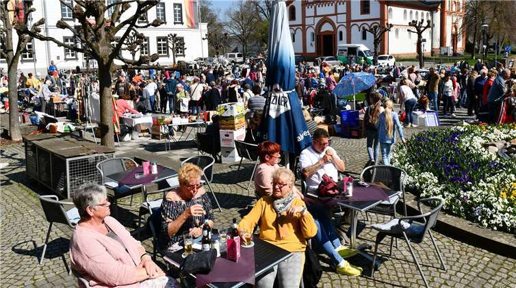 Der verkaufsoffene Sonntag von „Aktiv für Sinzig“ und der gleichzeitig stattfindende Kirchplatzflohmarkt lockten die Besucher in die Sinziger Innenstadt.Fotos: RASCH