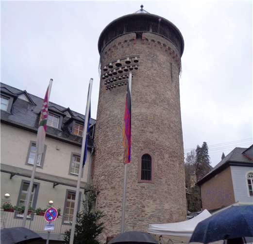 Der verregnete Weihnachtsmarkt am Alten Stadtturm.