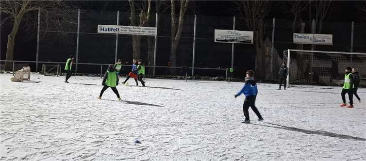 Der verschneite Hartplatz in Ruitsch. Foto: privat