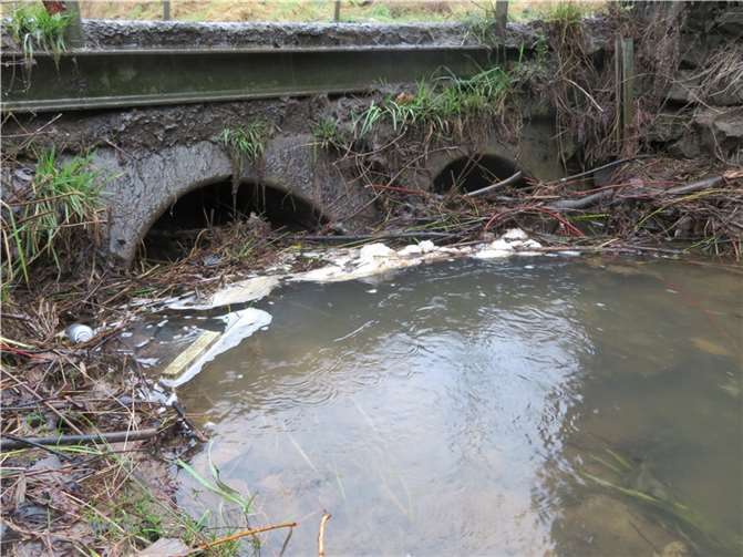 Der verstopfte Rohrdurchlass Schladenbach. Quelle: Ortsgemeinde Marienrachdorf