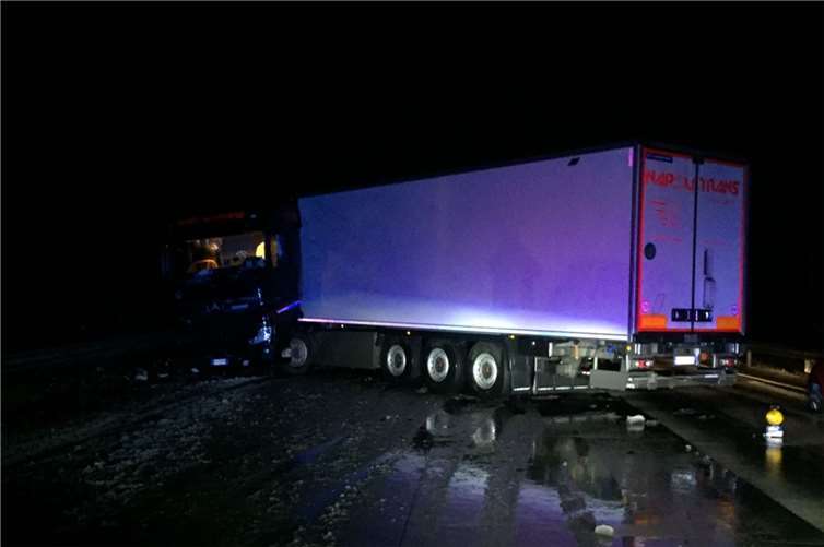 Der verunfallte Lastzug kam quer auf der Fahrbahn zum Stehen.