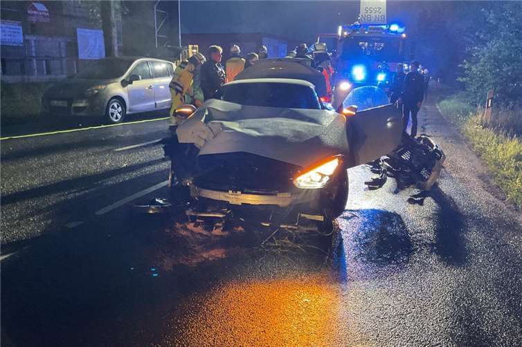 Der verunfallte PKW in der Sankt Augustiner Straße in Bonn. Foto: Feuerwehr und Rettungsdienst Bonn