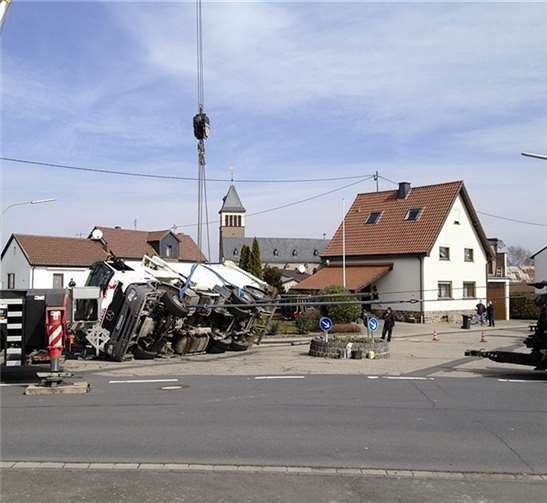 Der verunglückte Müllwagen wurde später am Vormittag wieder aufgerichtet.Polizeiinspektion Remagen