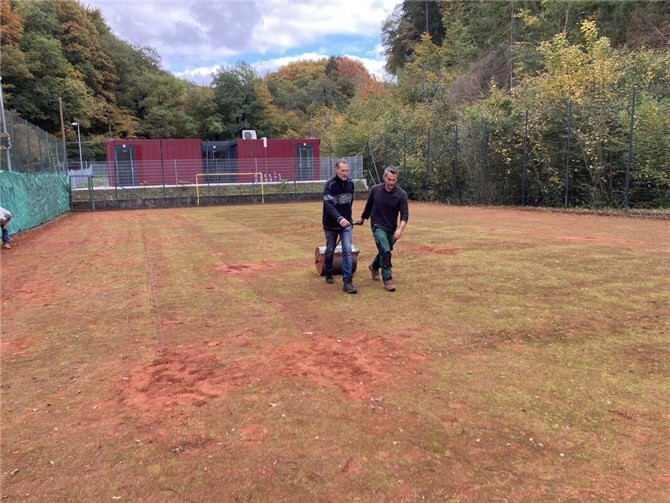 Der verwilderte Tennisplatz wurde auf Initiative der CDU Rheinbreitbach von ehrenamtlichen Helfern zu einem Bolzplatz hergerichtet. Foto: Heinz Schmitz