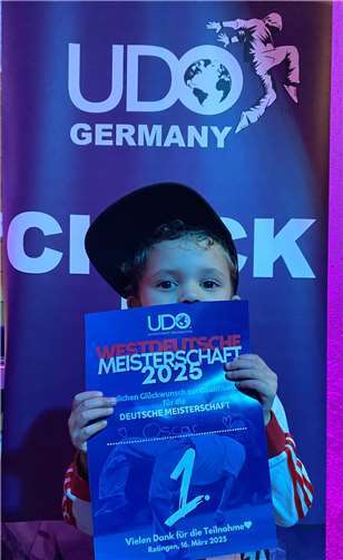 Der vier Jahre alte Oscar Pinger ist stolz auf seinen 1. Platz in der Gruppe der Solotänzer unter sechs Jahren.  Fotos: privat