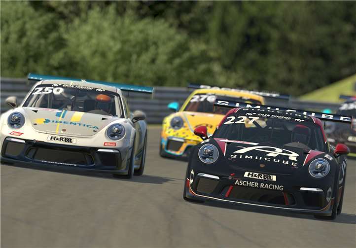 Der virtuelle Sieger-Champagner ist kaum getrocknet, da steht die zweite Saison der „Digitalen Nürburgring Langstrecken-Serie presented by Goodyear“ bereits in den Startlöchern.Foto: VLN Presse und Öffentlichkeitsarbeit