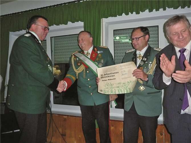Der völlig überraschte Brudermeister Rüdiger Hohenstein nimmt das SEK entgegen.