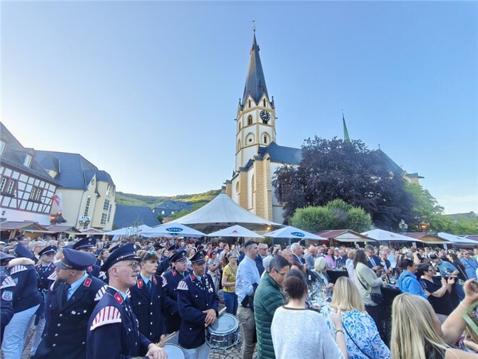 Der voll besetzte Ahrweiler Marktplatz. Foto: DU