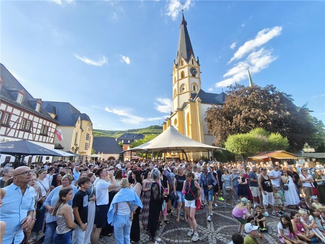 Der voll besetzte Marktplatz. Fotos: DU