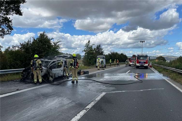 Der vollausgebrannte Pkw. Quelle: Polizeiautobahnstation Mendig