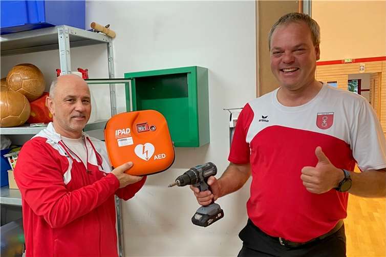 Der vollautomatische AED-Defibrillator wurde von Jörg Thielen an zentraler Position montiert und von Vorstandsmitglied Dr. Peter Radermacher in Funktion gesetzt.  Foto: TGO