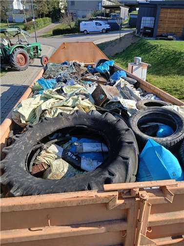 Von Altreifen bis Windeln: Saubermannstag bringt erschreckende Funde zutage Der volle Container.