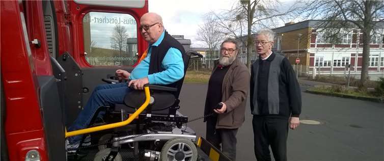 Der vom Förderverein geförderte Hublift am Kleinbus wird vom Vorsitzenden des Heimbeirates, Erich Scheiner, getestet. privat