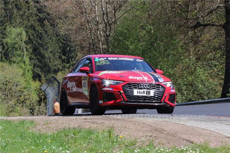 Beeindruckender Klassensieg der Brüder Nett Der von Jürgen Nett, Achim Nett und Christoph Dupré pilotierte Audi S3 auf dem Weg zum Sieg. Foto: Bernhard Kuffel
