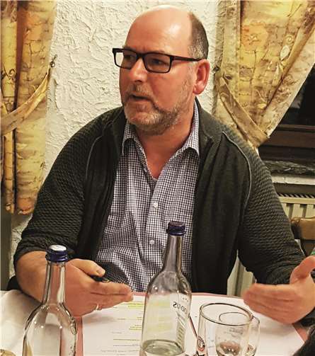 Der von Ortsbürgermeister Andreas Doll vorgestellte Haushalt wurde vom Gemeinderat Rieden einstimmig verabschiedet. Foto: FRE