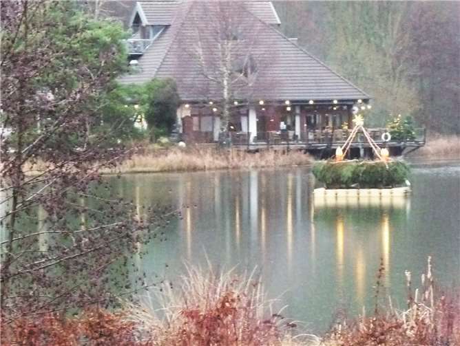 Der von Walter Weiler auf dem Waldsee installierte Adventskranz leuchtete wegen es Dauerregens relativ schwach.
