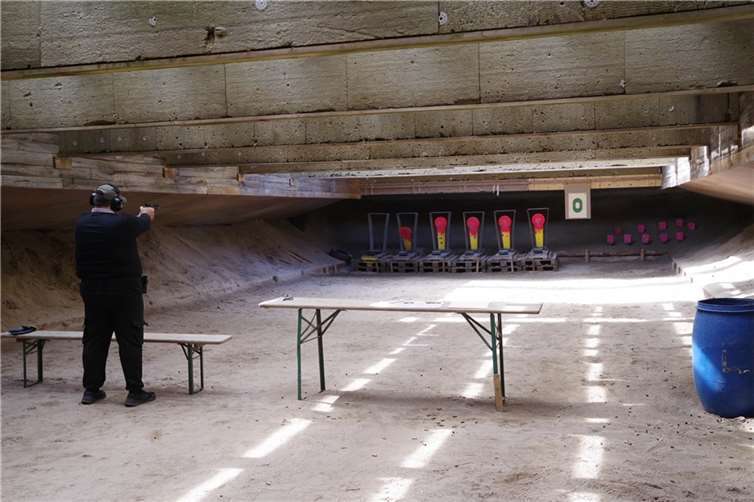 Der von der BSG betreute Stand "Disziplin K3". Bei dieser Übung wird auf Klappfallscheiben und auf die Ringscheibe geschossen.
