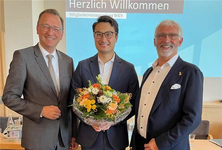 Der von der CDU anvisierte Politikwechsel im Mainzer Landtag wird von einem Generationenwechsel eingeleitet: Bei der Mitgliederversammlung wurde der 27-jährige Philip Rünz (Mitte) als Landtagskandidat gewählt und geht damit ins Rennen für die Wahl am 22. März. Gratulationen vom Kreisvorsitzenden Josef Oster und dem Oberbürgermeisterkandidaten Ernst Knopp (rechts) nahm er dankend entgegen. Foto: Michaela Cetto
