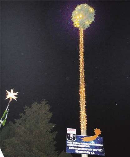 Der von der Kirmesgesellschaft aufgestellte Weihnachtsbaum wurde vom Stamm bis zur Krone mit mehreren hundert Lichtern illuminiert.