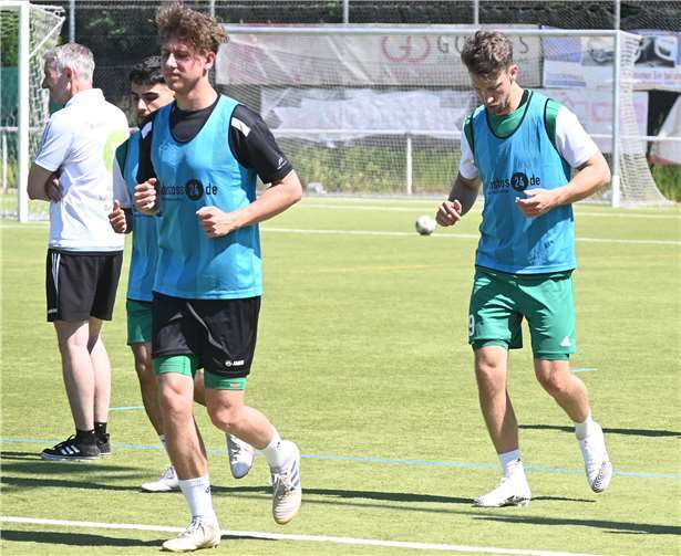 Der von der SG Maifeld gekommene Neuzugang Florian Birnstock (links) durfte beim VfB Linz von Beginn an ran. Fotos: SK