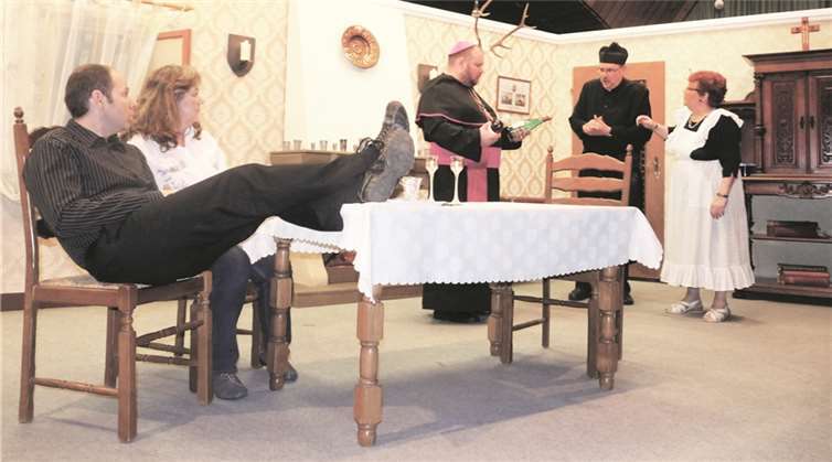 Der von latenter Geldnot für seine Pfarrei geplagte Pastor (German Heuft, r.) gerät gegenüber Domkapitular Dr. Jüngling in Erklärungsnot.