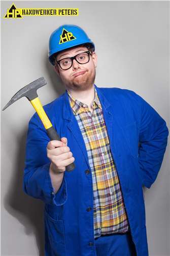 Der von vielen Auftritten im röhrig-forum beliebte Comedian „Kai Kramosta“ wird mit seiner Kultfigur „HP-Handwerker Peters“ auch bei röhrig-forum „on tour“ am 10. September in Löf begeistern..Foto: Kai Kramosta