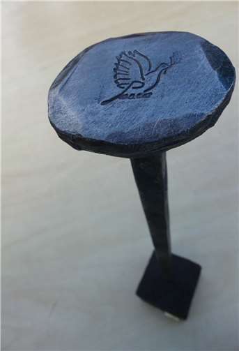 Der vor Ort geschmiedete Friedensnagel sorgt für das Geld in der Schmiedekasse, das für den guten Zweck gespendet wird.