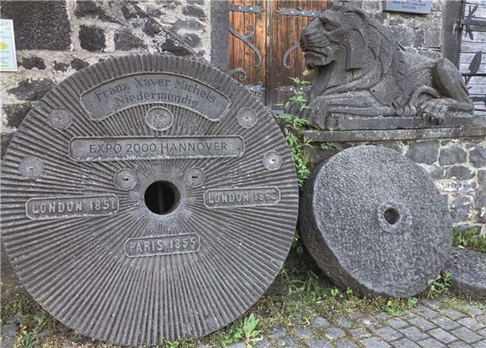 Der vor dem alten Vulkanmuseum in der Brauerstraße zu bewundernde große Mühlstein wurde auf der ersten Weltausstellung 1851 in London und auch auf den Weltausstellungen von 1855 in Paris und 1862 in London gezeigt. Freie Kreisscheiben weisen auf Medaillen hin, die der Mühlstein auf diesen Weltausstellungen bekommen hat. 2000 war er gleichfalls auf der Expo in Hannover zu sehen. Foto: FRE
