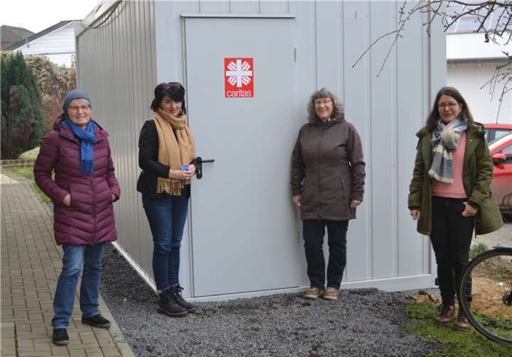 Caritas steht den Menschen im Ahrtal finanziell und seelisch bei Der vor der Geschäftsstelle aufgestellte Bürocontainer bietet den Caritas-Mitarbeiterinnen (von links) Katharina Steinich, Silvia Plum, Marianne Theis-Prodöhl und Nicole Piclum einen weiteren Ort für Gespräche, denn die Menschen brauchen viel psycho-soziale Unterstützung. Foto: Bistum Trier