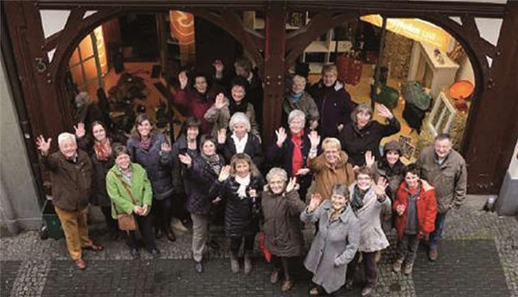 Der vor einem Jahr in der Linzer Rheinstraße eröffnete Weltladen verfügt über eine große Anzahl von ehrenamtlichen MitarbeiterInnen, die im Weltladen mit viel Freude ehrenamtlich ihren Dienst tun. Weitere MitarbeiterInnen sind willkommen. Der Weltladen ist von Montag bis Freitag durchgehend von 10 bis 18 Uhr, samstags von 10 bis 16 Uhr und ab diesem Monat bis Oktober sonntags von 13 bis 17 Uhr geöffnet.privat