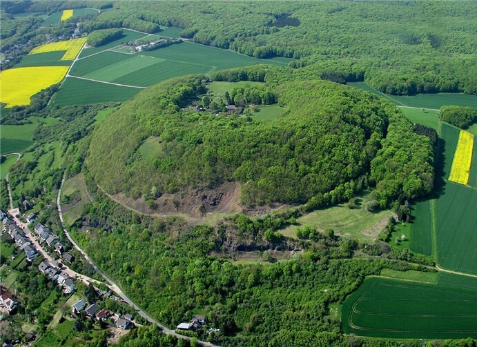 Der vor rund 150.000 Jahren entstandene Bausenberg ist der einzige zugängliche Hufeisenvulkan Europas nördlich der Alpen.  Foto: Walter Müller