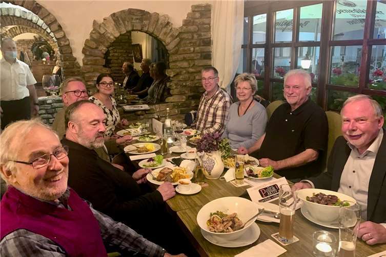 Der vortragende Pfarrer Franz-Josef Steffl im Kreise der Diskutanten. Foto: GK