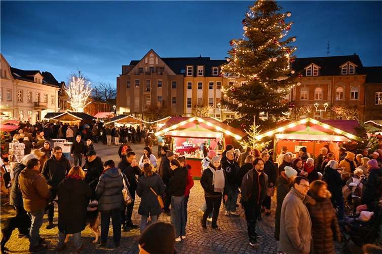 Der vorweihnachtliche Markt hat sich vom unscheinbarenEntlein zum strahlenden Schwan gemausert. Fotos: RASCH