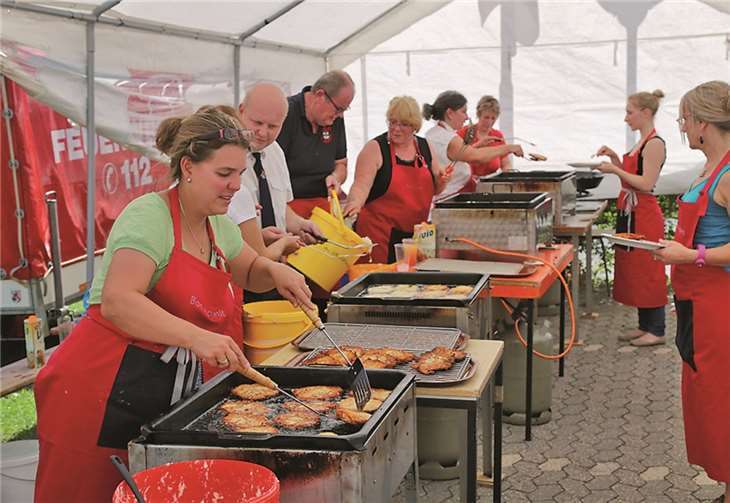 Der wärmste Ort des Festes, bei 30 Grad Außentemperatur gute Laune an der Reibekuchenstation.StF