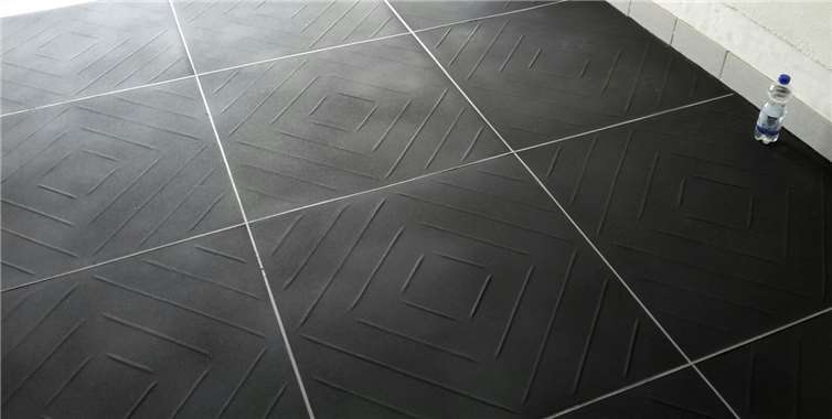 Der wasserdichte Boden aus hochverpressten Kautschukplatten gibt der Garage ein neues Bild. Terrralastic