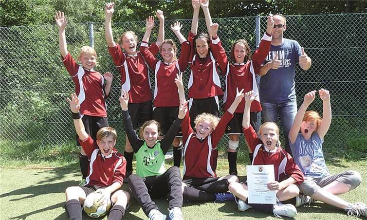Der weibliche Fußballnachwuchs des Calvarienbergs hatte allen Grund zum Feiern.privat