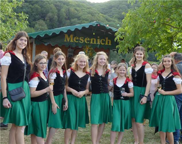 Der weibliche Winzernachwuchs steht im bekannten Moselort Mesenich schon erwartungsfreudig in den Startlöchern.
