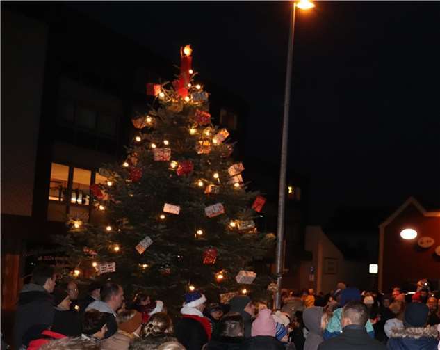 Der weihnachtlich geschmückte Baum auf dem Gottfried-Velten-Platz. Fotos: Männerverein