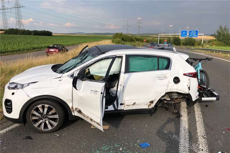 Der weiße SUV überschlug sich und blieb auf den Rädern stehen. Die Beifahrerin erlitt dabei schwere Verletzungen.