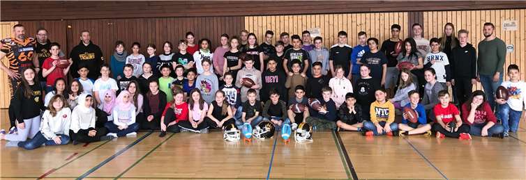 Der wesentliche Unterschied zwischen „NFL Flag-Football“ und American Football besteht darin, dass die Spieler einander stoppen, indem sie sich gegenseitig Flaggen aus einem angelegten Gürtel ziehen, statt sich körperlich entgegenzustellen.