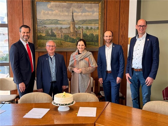 Der wichtige Schritt der Unterzeichnung ist getan.  Foto: VG Bad Hönningen