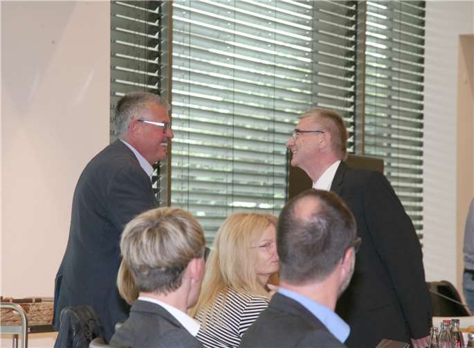 Der wieder genesene Landrat Dr. Saftig (r.) verpflichtete per Handschlag den bei der konstituierenden Sitzung verhinderten Mendiger Stadtbürgermeister Hans Peter Ammel und vervollständigte damit „seinen“ Kreistag abschließend. Foto: WEC