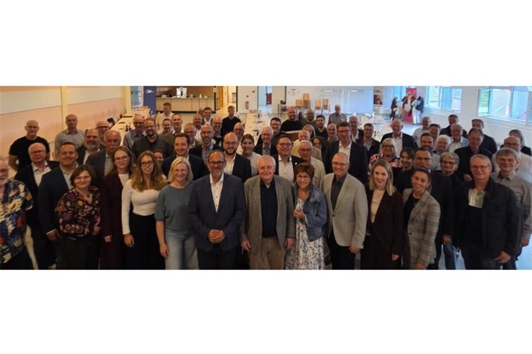 Der wiedergewählte CDU-Kreisvorsitzende Jan Petry (Mitte) mit den stellvertretenden Vorsitzenden Pierre Fischer, Kirsten Heumann und Jürgen Schmied MdL, Schatzmeister Dr. Stefan Vomweg sowie den weiteren Mitgliedern des neu gewählten Kreisvorstands und den Parteitagsdelegierten beim Kreisparteitag der CDU Neuwied.
