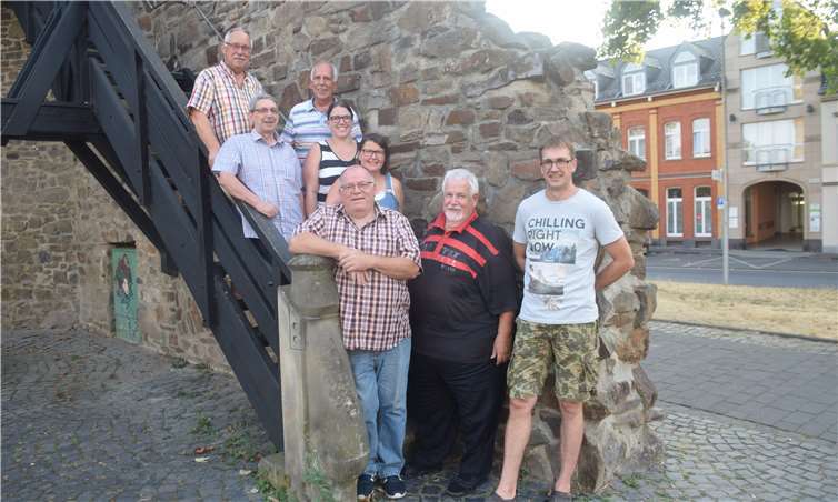 Der wiedergewählte Vorsitzende und Kommandant Willi Hohn mit dem neuen Vorstand. privat