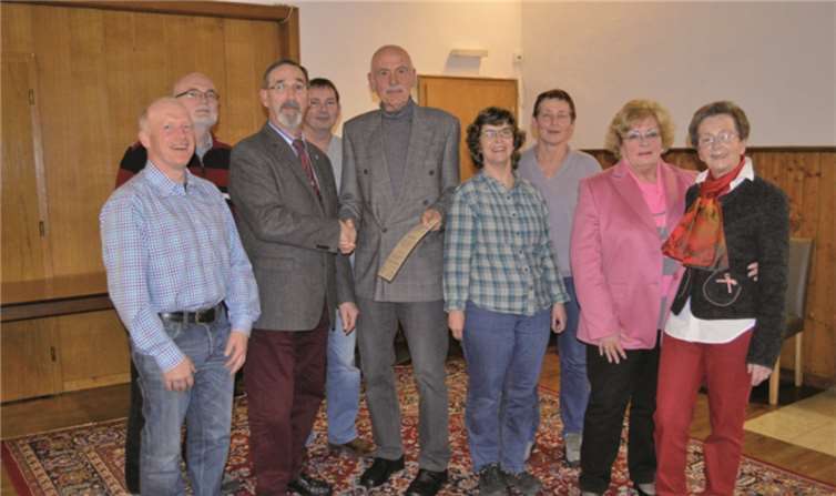 Der wiedergewählte Vorstand um Vorsitzenden Harry Sander (3.v.l.) und das neue Ehrenmitglied Arno Matuszak (5.v.l.): Ingo Gäb, Arno Ockenfels, Harry Sander, Theo Verdegen, Arno Matuszak, Elke Geil, Christa Verdegen, Renate Heckenbach und Magret Sander (v.l.). AB
