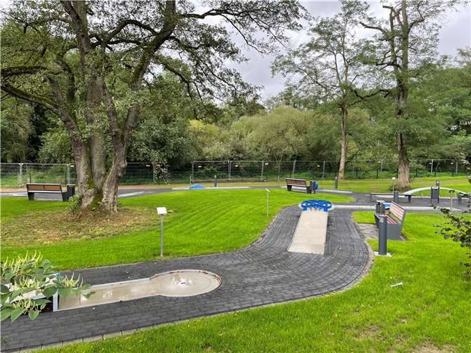 Der wiederhergestellte Minigolfplatz in der Bäderstraße wurde bereits im September 2023 der Öffentlichkeit präsentiert.  Foto: ROB